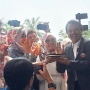 Roy Suryo Rayakan Ultah di Pengadilan, Potongan Kue Brownies Pertama Diberikan ke Eks Wakapolri