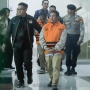 Resmi Pakai Rompi Oranye KPK, Bupati Lombok Barat Bungkam Soal 3 Perkara yang Menjeratnya