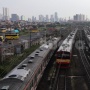 Di Balik Jendela KRL: Pelajaran yang Tak Pernah Diajarkan Dosenku di Dalam Kelas