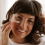 6 Sunscreen untuk Mencerahkan Wajah Usia 40 Tahun sesuai Review dan Harga