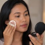 11 Warna Bedak yang Cocok untuk Kulit Hitam Manis, Dijamin Nampak Menyatu dan Flawless!