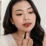 Punya Bibir Two-Tone? Ini 3 Warna Lipstik Paling Aman yang Bikin Warna Bibir Rata Seketika
