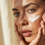 Sunscreen yang Ada Kandungan Niacinamide Merek Apa? Ini 4 Pilihan untuk Cerahkan Wajah