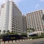 Kondisi Terkini Hotel Sultan: Lengang, Dipagari Beton dan Dijaga Kendaraan Taktis Polisi