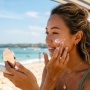 Cari Sunscreen untuk ke Pantai yang Tak Bikin Mata Perih? Ini 5 Rekomendasi Sesuai Review