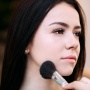 6 Cara Mengakali Salah Shade Bedak agar Tetap Menyatu dengan Warna Kulit