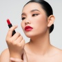 Apa Perbedaan Lipstik Cair dan Lipstik Padat?