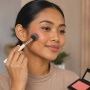 Kulit Sawo Matang Wajib Tahu! Ini 6 Warna dan Merk Blush On yang Bikin Wajah Merona Sempurna