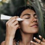 Reapply Sunscreen Perlu Cuci Muka Dulu atau Tidak? Begini Penjelasan Dokter