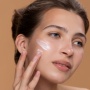 Anti Geser! 5 Hybrid Sunscreen Ringan yang Cocok Dipakai di Bawah Makeup