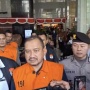 Resmi Ditahan! Bupati Pemalang Anom Widiyantoro Terborgol Keluar dari Gedung KPK