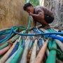 Kemarau Menggigit, Warga Bantul Sedot Selang demi Dapat Air