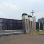 Ironi Ruang Kota: Ketika Mal Harus Terbuka, tapi "Rumah Rakyat" Dipagari Kawat Berduri
