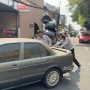 Ramai Dikomplain Warga, Mobil Rusak Diparkir Sembarangan di Tebet Dipulangkan ke Depan Rumah Pemilik