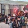 Flare Merah Menyala di Kejagung, Massa Mahasiswa Bawa Keranda Bertuliskan 'Febrie'