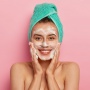 9 Facial Wash untuk Wanita Usia 30 Tahun ke Atas untuk Cegah Tanda Penuaan