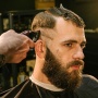 Punya Wajah Oval? Coba 10 Model Rambut Pria Ini Agar Penampilan Makin Rapi dan Menarik