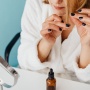 Apa Bedanya Hair Tonic dan Hair Serum? Ini Urutan Pemakaian yang Benar
