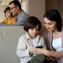 Dilema Mengecek HP Anak: Antara Melindungi dari Bahaya Digital atau Merusak Kepercayaan