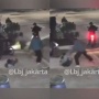 Terekam CCTV! Wanita di Bekasi Ditendang dan Diseret Begal Sebelum Motornya Dirampas
