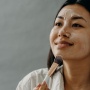 Skin Tint Adalah Base Makeup yang Bagaimana? Ini 3 Rekomendasi dengan Hasil Flawless