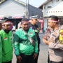 Semarakkan HUT RI, Kapolres Pasuruan Kota Bagikan Ribuan Bendera Gratis ke Pejuang Jalanan