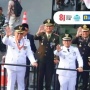 Walkot Tangsel Naik Tank Saat HUT RI Kena Semprot Netizen: Jalan Benerin, Bukan Dadah-Dadah