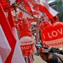 Setelah Merah Putih Diturunkan: Melacak Jejak Sampah Visual dan Nasib Jutaan Bendera Bekas