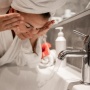 Mana yang Benar, Cuci Muka saat Mandi atau Terpisah di Wastafel?