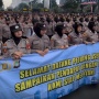 Spanduk Polwan saat Adang Aksi BEMI UI Kena Rujak Netizen: Bu Polwan Salah Bawa Spanduk?