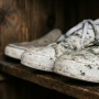 5 Cara Menyimpan Sepatu agar Tidak Berjamur, Bebas Bau Apek