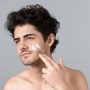 9 Rekomendasi Sunscreen Cegah Flek Hitam untuk Pria