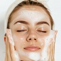 Praktis! 2 Produk Ini Bisa Hapus Makeup sekaligus Membersihkan Wajah