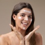 4 Rekomendasi Sunscreen Mengandung Tranexamic Acid untuk Memudarkan Flek Membandel sesuai Review