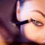 Tutorial Membuat Winged Eyeliner yang Rapi untuk Pemula, Ikuti 8 Langkahnya