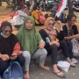 'Kemping Keadilan', Warga Pati Buka Posko dan Dapur Umum di Depan Gedung DPR RI