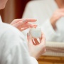Serum Dulu atau Moisturizer? Biar Nggak Sia-sia, Ini Urutan Skincare yang Benar!
