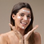 5 Rekomendasi Hybrid Sunscreen Lokal Terbaik Tanpa Whitecast dan Efek Kusam sesuai Review