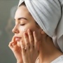 Bye Bekas Jerawat! 4 Night Cream Arbutin Wajah Auto Glowing di Pagi Hari