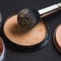 Bedak Tabur vs Bedak Padat, Mana yang Lebih Aman untuk Touch Up Siang Hari?