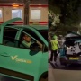 Lagi-lagi Taksi Green SM Tertemper KRL, Kali Ini Ringsek di Stasiun Karet