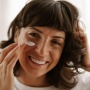 Apa Merk Sunscreen Terbaik untuk Flek Hitam pada Usia 40 Tahun ke Atas? Ini 4 Pilihan sesuai Review