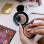 5 Rekomendasi Bedak untuk Touch Up Praktis Dilengkapi Cermin dan Spons
