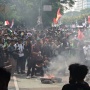Bakar Ban Saat Diadang Polisi, Massa Demo Mahasiswa Akhirnya Diizinkan Menuju DPR
