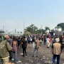 Demo DPR Memanas! Mahasiswa Rusak Pagar Gerbang Utama dan Bakar Ban