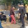 Massa Terus Padati Gedung DPR, Polisi Perketat Penjagaan dan Lakukan Pemeriksaan Acak