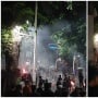 Massa Bikin Barikade di Jalan Palmerah Utara, Hadapi Polisi yang Tembakkan Gas Air Mata