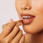 7 Rekomendasi Lipstik Nude untuk Bibir Gelap, Warnanya Pigmented dan Natural