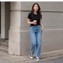 3 Sepatu Lokal yang Cocok Dipadukan dengan Celana Jeans, Tampilan Makin Stylish