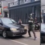 Provokasi Warga! Pria Teriak 'Maling' dan Rusak Mobil di Jagakarsa Diburu Polisi